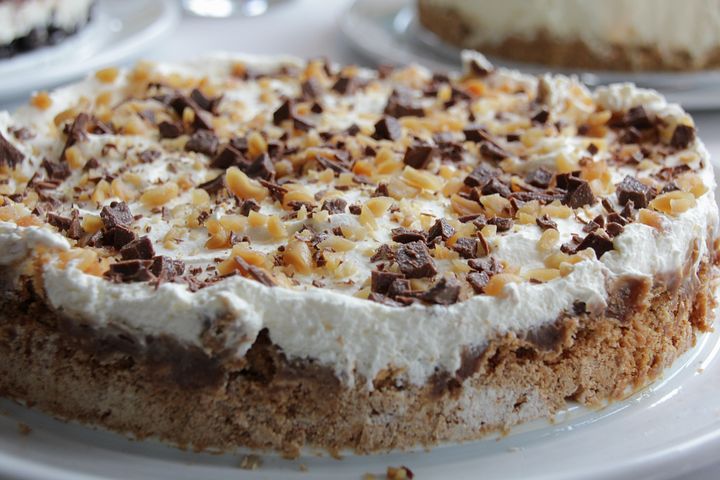Snickers cheesecake